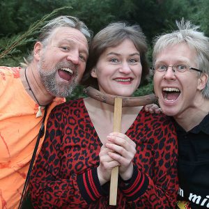 Kabarett Nörgelsäcke Gößnitz - Programm „Mann mit Grill sucht Frau mit Kohle“ - Betina Prokert, Ronny Kilian (lange Haare), Markus Tanger